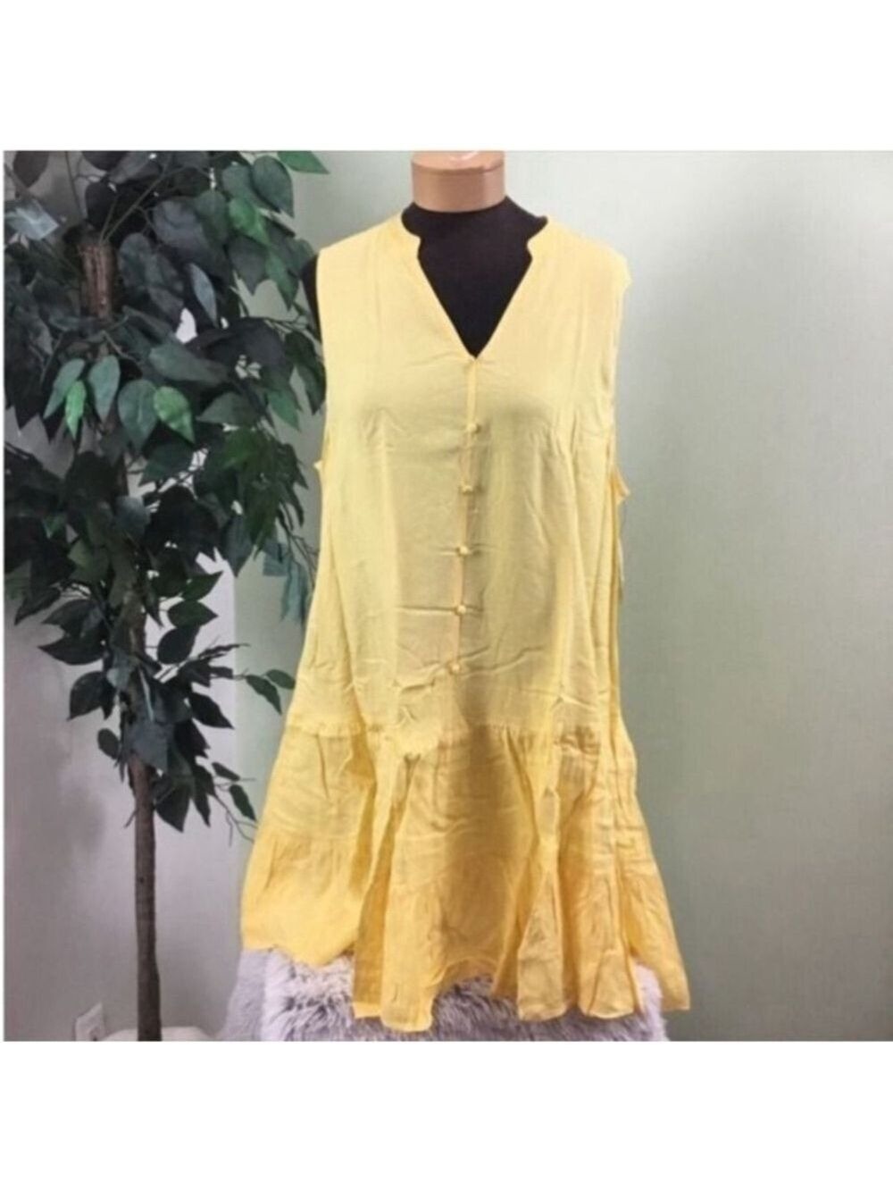 Nine West sleeveless dress Woman’s XXL yellow with white dots open v neck